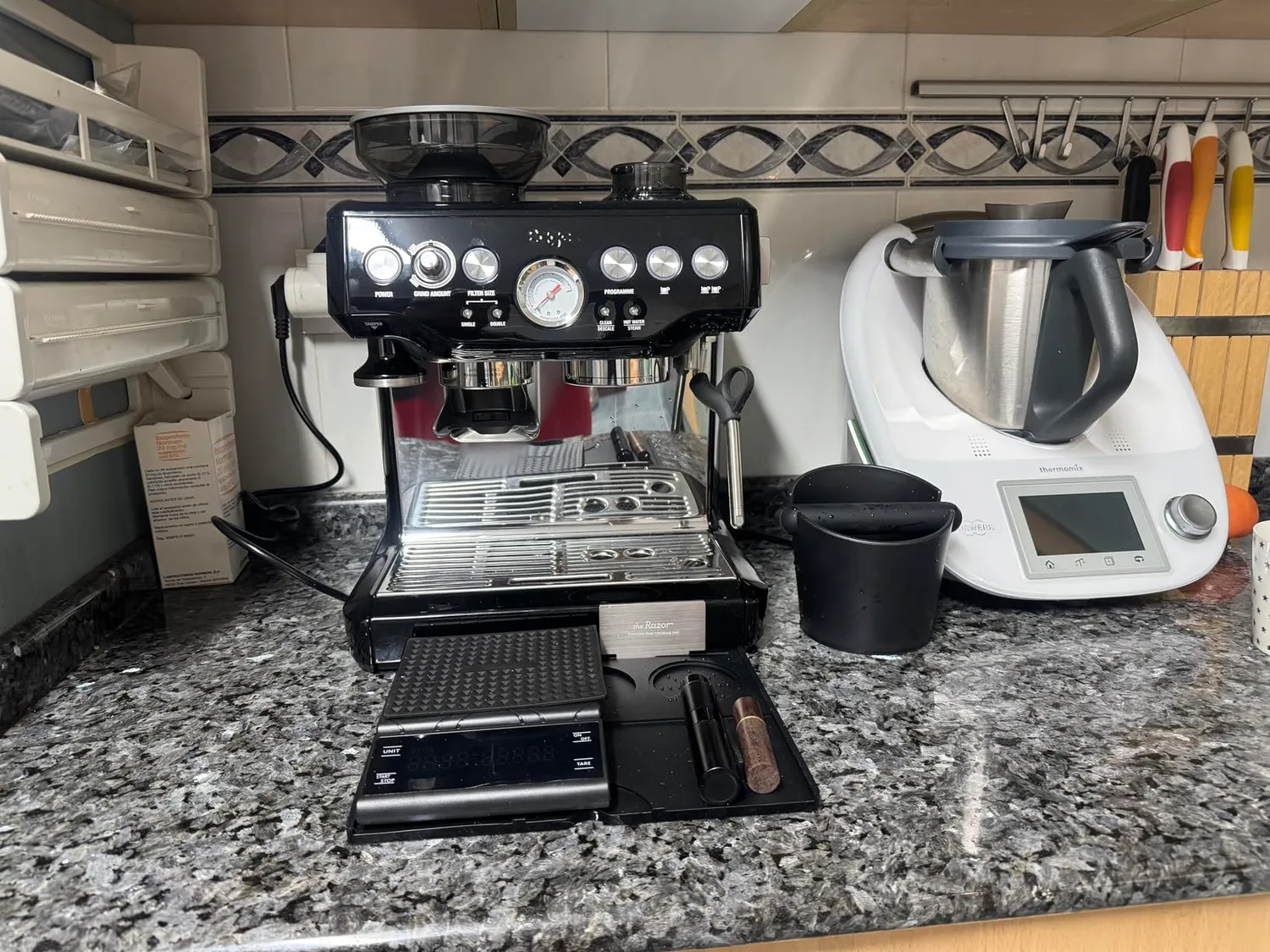 Sage Barista Express machine expresso sésame noir avec moulin