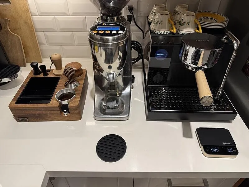 Fellow Series 1 machine espresso noire avec guidage